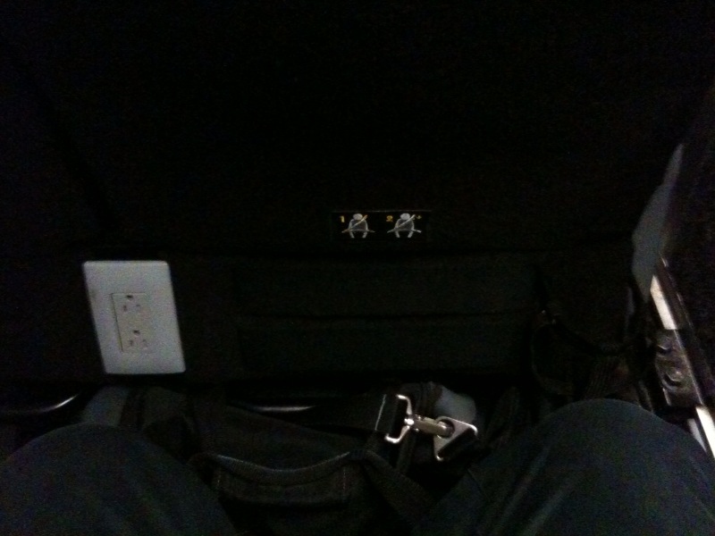 의자아래 마련된 파워 outlet