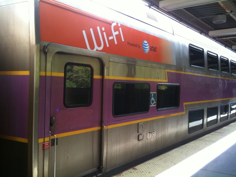 보스턴인근지역을 오가는 Commuter Rail. AT&T Wifi사인이 선명하다.