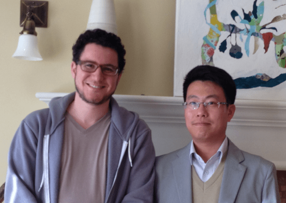 집에서 부시시한 모습이라고 사진을 안찍겠다는 것을 억지로 졸라서 찍었다. 사진을 찍어준 사람은 그의 부인.