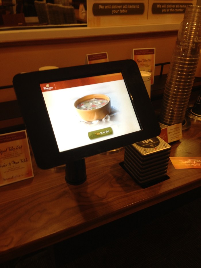 보스턴의 파네라브레드 매장에 있는 아이패드 주문시스템. 주문하고 카드로 결제하고 오른쪽의 번호 페이저를 가져가면 된다.
