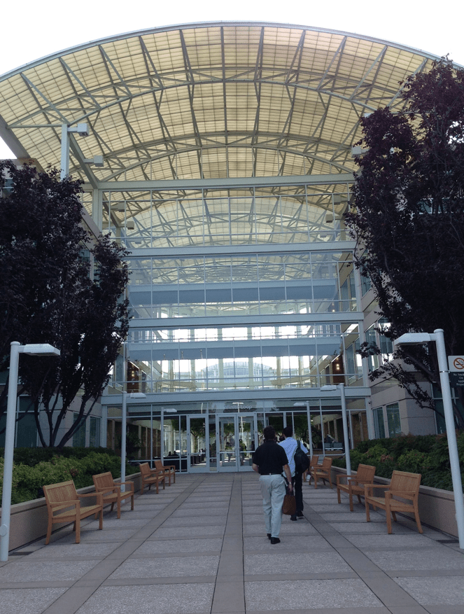 쿠퍼티노에 위치한 애플본사입구.