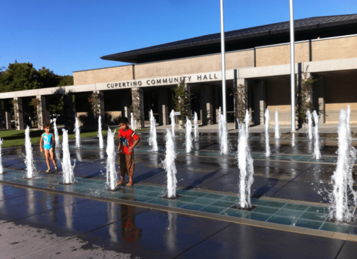 스티브 잡스가 죽기전에 마지막으로 공식석상에 나타난 것은 애플제2캠퍼스계획을 쿠퍼티노시의회에 소개하기 위해서였다. 그 공청회가 열렸던 장소.