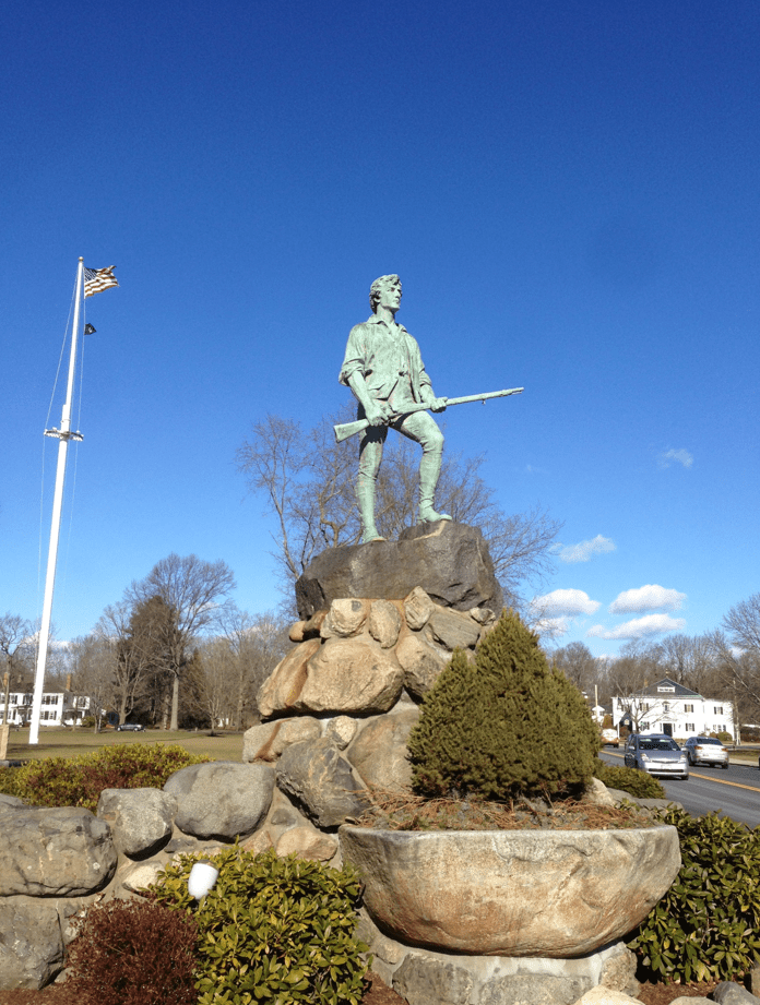 렉싱턴-콩코드전투를 기념하는 렉싱턴 배틀그린의 동상.