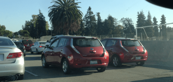 실리콘밸리 서니베일인근도로를 달리고 있는 두대의 닛산 리프. 이처럼 요즘 실리콘밸리에서는 전기차를 길거리에서 접하는 일이 흔하다.