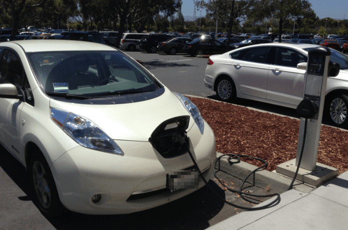 페이스북캠퍼스의 주차장에서 충전되고 있는 닛산 리프. 주차장에 닛산 리프나 테슬라가 무척 많이 보인다.