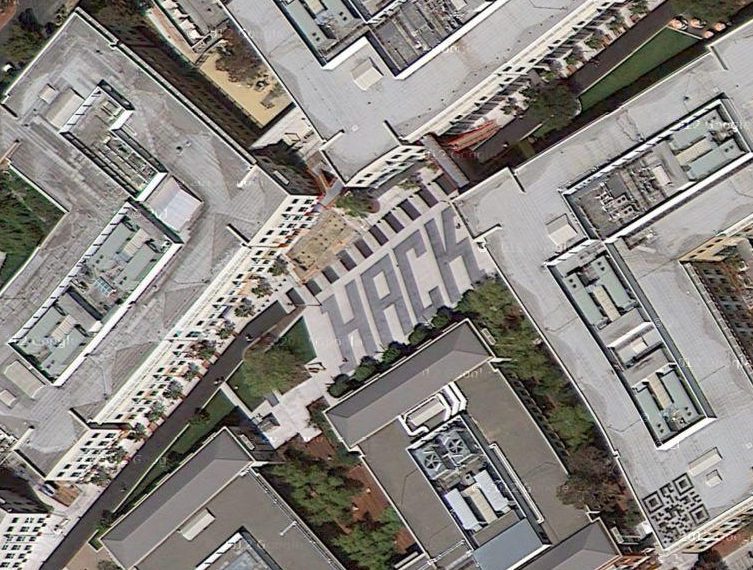 'The hacker way'를 표방하는 페이스북답게 멘로파크의 페이스북본사에는 거대한 'HACK' 문자가 그려져 있다. (구글맵에서)