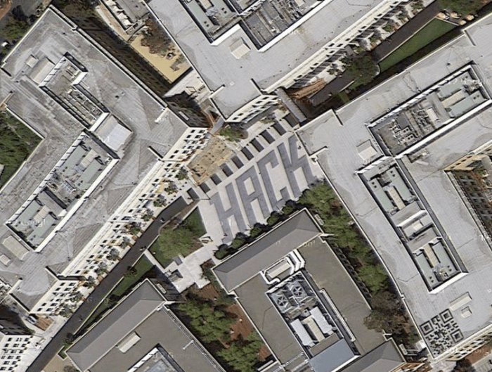 'The hacker way'를 표방하는 페이스북답게 멘로파크의 페이스북본사에는 거대한 'HACK' 문자가 그려져 있다. (구글맵에서)