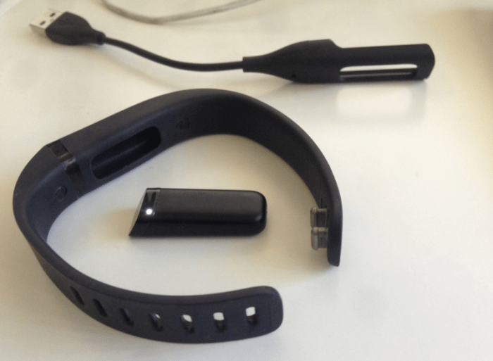 위 사진 가운데 보이는 조그만 막대모양기기가 Tracker. 이것을 팔찌에 끼워서 차고 다닌다. 그리고 충전할 때는 위에 보이는 USB커넥터로 한다.