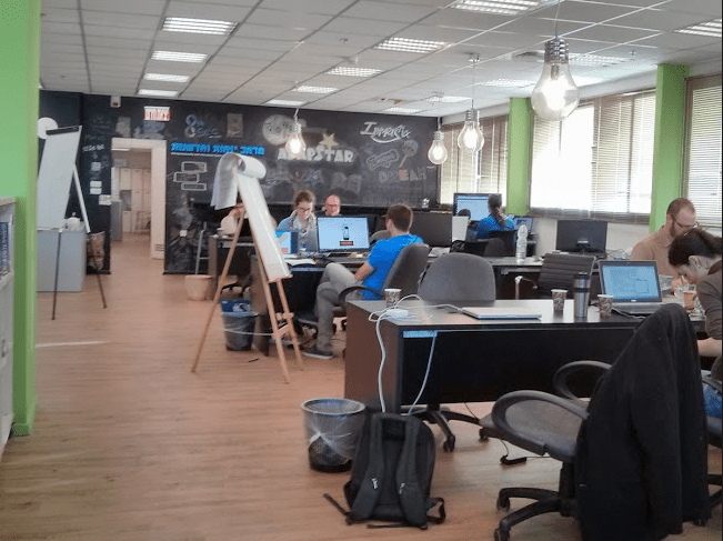 텔아비브의 한 도서관내에 스타트업을 위해 만들어진 Co-working space공간.
