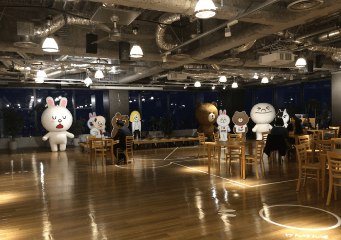 네이버의 일본 자회사인 NHN Japan은 라인의 인기로 회사이름도 Line Corp으로 바꿨다. 사진은 시부야 히카리에 빌딩에 있는 라인주식회사의 카페모습.