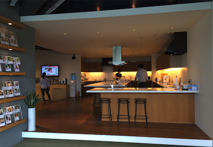 쿡패드 입구에 있는 키친.