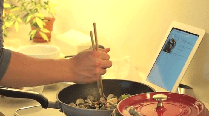 요리하면서 스마트폰이나 타블렛에서 레시피를 찾아볼 수 있기 때문에 쿡패드는 최근 더욱 빠르게 성장하고 있다.(출처:쿡패드 홍보비디오)