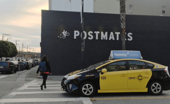 벽의 광고는 Postmates라는 심부름앱, 택시에 붙은 광고는 스타트업을 대상으로 하는 HR클라우드소프트웨어인 Namely.