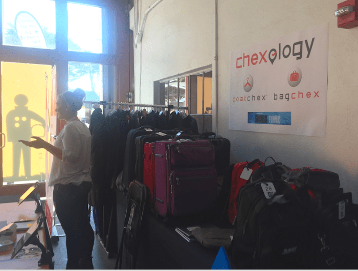 심지어는 스타트업행사장에서 짐을 맡아주는 회사도 스타트업이다. 이 회사는 짐을 맡기는 사람이 자신의 전화번호를 입력하고 본인 사진을 찍어놓는 방식으로 불편한 종이티켓없이 짐과 코트를 맡기도 찾을 수 있도록 해준다. (별로 편한 것 같지는 않지만...)