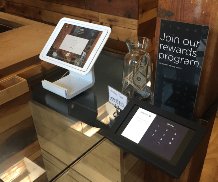 스퀘어의 아이패드 카드결제기와 Fivestars라는 스타트업의 리워드시스템을 사용하는 샌프란시스코의 커피숍.