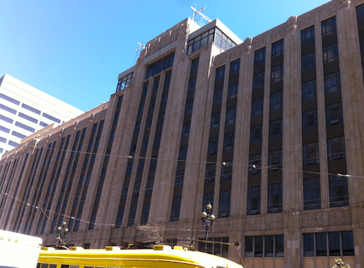 트위터가 2012년 중반에 새로 입주한 시빅센터근처의 빌딩.