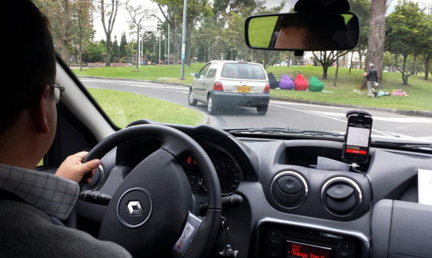 콜롬비아의 한 우버 기사가 운전하는 모습. (사진출처 위키피디아)