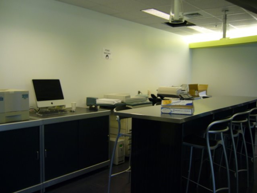 삼삼오오 이런 곳에 모여앉아서 먹기도 한다. 대개 사교적인 친구들이 이런 곳에서 먹는다.