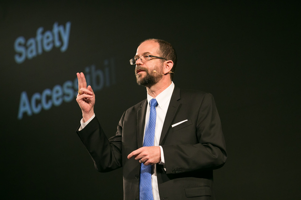 토요타가 실리콘밸리 리서치센터의 수장으로 영입한 길 플랫박사. 소프트웨어의 중요성을 강조했다.